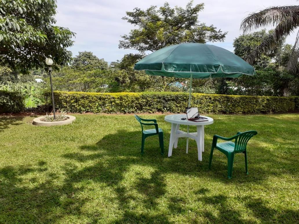 Hotel Okra House à Entebbe Extérieur photo